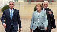 Angela Merkel mit George Bush und Frank-Walter Steinmeier. © dpa picture alliance 