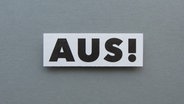 Zu sehen ist das Wort "AUS" auf einem grauen Hintergrund. © knallgrün / photocase.de Foto: knallgrün