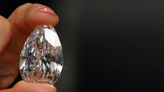 Zu sehen ist ein 118-karätiges Diamant-Ei. © picture-alliance/ dpa Foto: epa Ym Yik