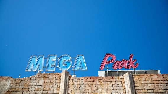 Der Name "Mega Park" prangt über einem Gebäude. © imago/Florian Schuh 