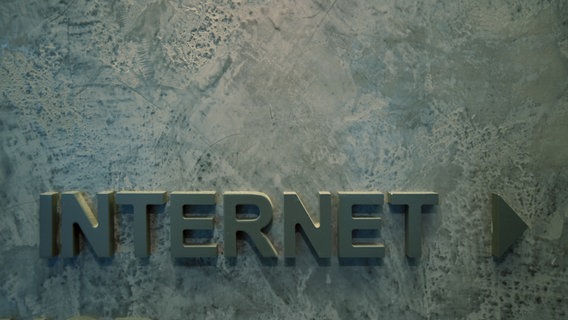 Zu sehen ist der Schriftzug "Internet" mit einem Pfeil auf einer Mauer. © kallejipp / photocase.de Foto: kallejipp