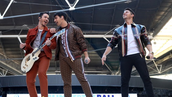 Die Jonas Brothers auf der Bühne. © picture alliance / empics Foto: Isabel Infantes