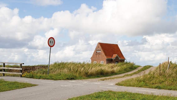 Eine einsame Kreuzung in Norddeutschland mit einem Haus direkt daran © pixx / photocase.com Foto: pixx / photocase.com