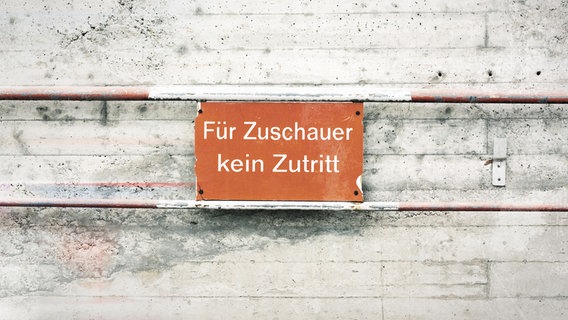 Zu sehen ist ein Verbotsschild, das an einer Wand hängt. Darauf steht "Für Zuschauer kein Zutritt". © Xenya / photocase.de Foto: Xenya