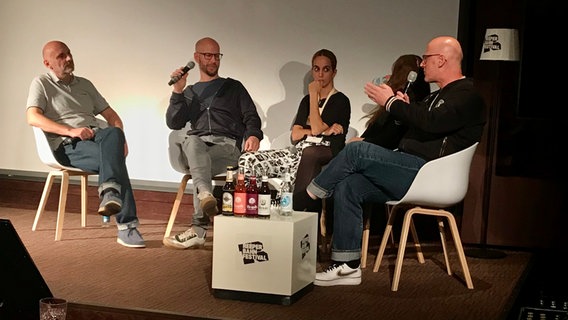Die Diskussionsteilnehmer des Reeperbahn Festival-Panels "Pop oder Provokation? Wie weit darf Musik im Radio gehen?" © NDR/N-JOY 