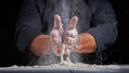 Ein Mann backt und schmeißt dabei Mehl durch die Gegend. © ndanko / photocase.de Foto: ndanko / photocase.de