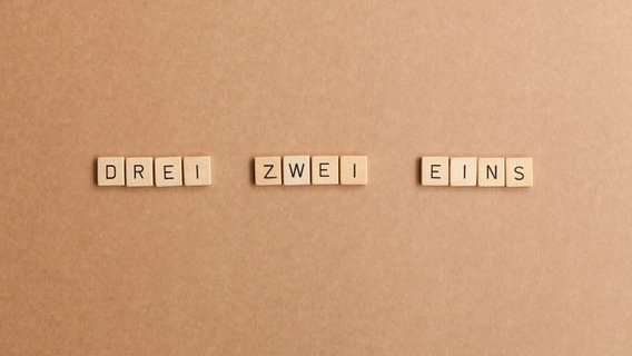 Aus Würfeln mit Buchstaben stehen die Worte "Drei, zwei, eins" geschrieben. © go2 / photocase.de 