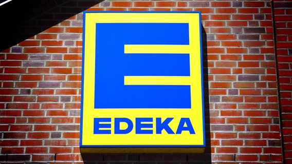 Das Logo von Edeka an einer Hauswand. © picture alliance/chromorange Foto: Christian Ohde