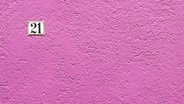 Eine pinke Hauswand mit der Hausnummer 21. © zach / photocase.de Foto: zach / photocase.de