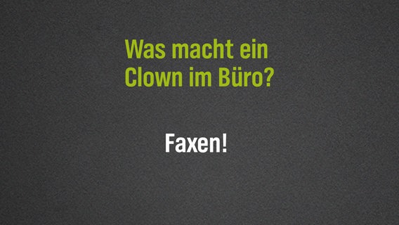 Auf einer grauen Tafel steht ein Flachwitz: Was macht ein Clown im Büro? Faxen! © NDR/N-JOY 