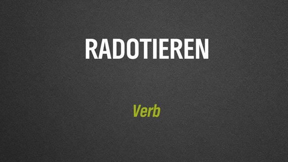 Ein selten verwendetes deutsches Wort steht auf grauem Hintergrund geschrieben: "radotieren". © NDR/N-JOY 