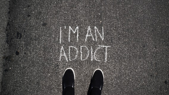 Auf der Straße steht geschrieben "I'm an addict". © Seleneos / photocase.de Foto: Seleneos