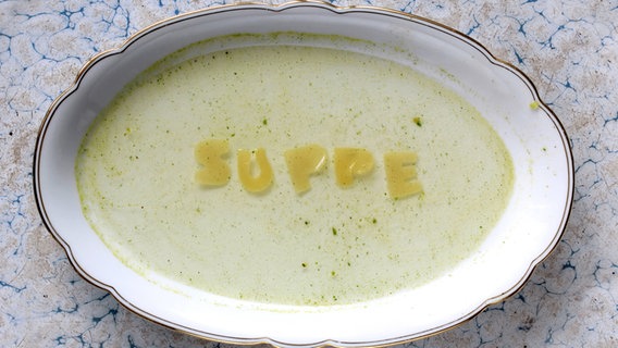 Eine Buchstaben-Suppe, in der aus Nudeln das Wort "Suppe" geschrieben steht. © imago/Westend61 Foto: Westend61
