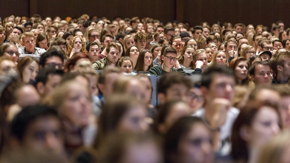 Zu sehen sind Studenten in einem Hörsaal. © picture alliance/Geisler-Fotopress Foto: Christoph Hardt