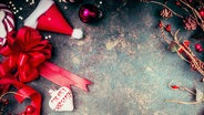 Das Bild zeigt Weihnachtsdekoration, die auf dem Fußboden liegt. © VICUSCHKA / photocase.de Foto: VICUSCHKA