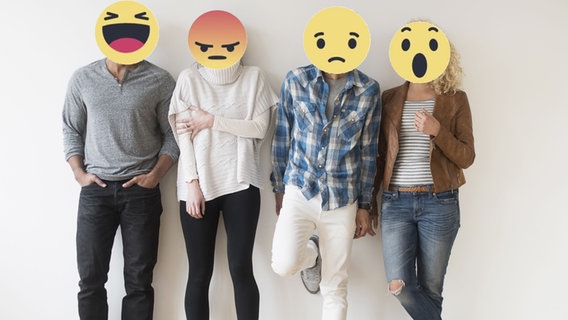 Emojis statt Gesichter: Vier Menschen stehen vor einer Wand. © picture alliance / Bildagentur-online/Tetra-Images, Screenshot: Facebook / Chris Cox Foto: Tetra-Images
