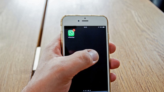 Eine Hand hält ein Smartphone, darauf die WhatsApp-App mit einer Benachrichtigung. © picture alliance/Fotostand Foto: K. Schmitt