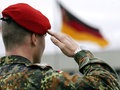 Soldat salutiert vor deutscher Fahne ©  picture-alliance / dpa 