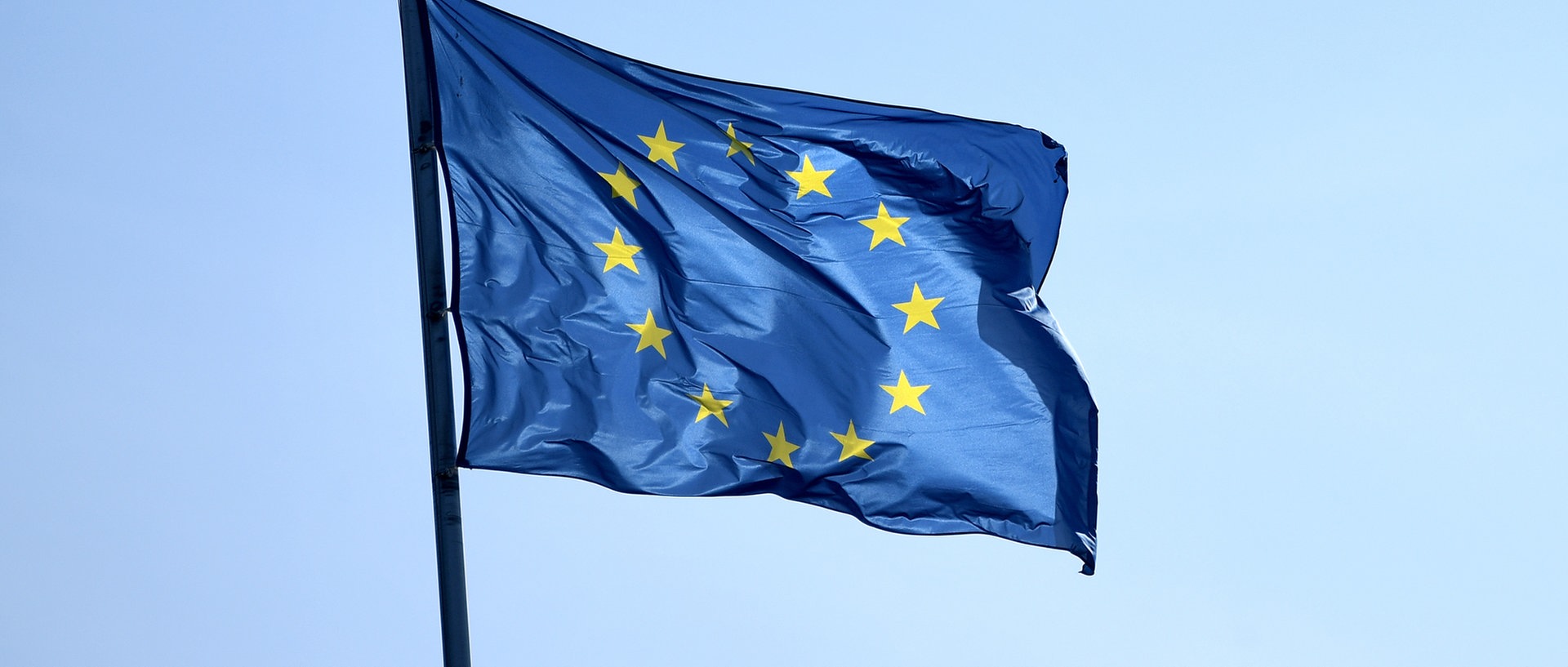 Die Flagge der Europäischen Union flattert im Wind., © picture alliance/APA/picturedesk.comFoto: Roland Schlager
