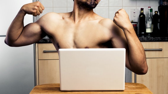 Mann mit nacktem Oberkörpert posiert vor einem Laptop. © LoloStock/fotolia Foto: LoloStock