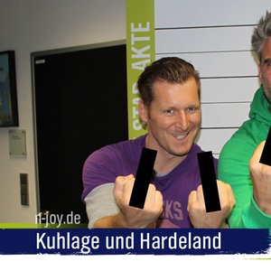 Kuhlage und Hardeland haben einen Song aufgenommen: "Mittelfinger-Mittwoch". © NDR Foto: André Kroll
