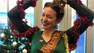 Katharina Ratzmann aus dem N-JOY Team mit ihrem Weihnachtsoutfit. © NDR/N-JOY 