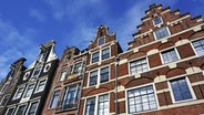 Zu sehen ist eine historische Häuserfassade in der Prinsengracht in Amsterdam. © imago/Westend61 Foto: Westend61