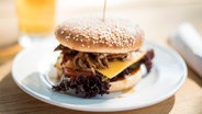 Ein Burger mit Pulled Beef und Salat auf einem Teller. © AllzweckJack / photocase.de Foto: AllzweckJack