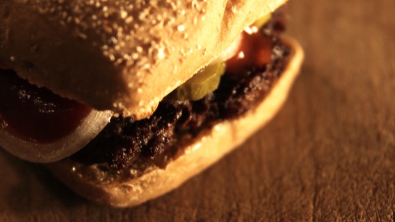 Ein Burger mit Zwiebel, Ketchup und Gewürzgurke. © AlexAlex / photocase.de Foto: AlexAlex