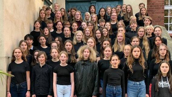 Teilnehmende des NDR Kultur Chorexperiments singen "Wir ziehen in den Frieden" von Udo Lindenberg © NDR 