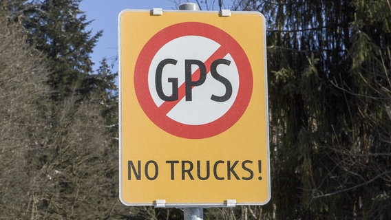 Das Bild zeigt ein Schild mit dem durchgestrichenen Schriftzug GPS © picture alliance/APA/picturedesk.com/Roland Mühlanger Foto: Roland Mühlanger