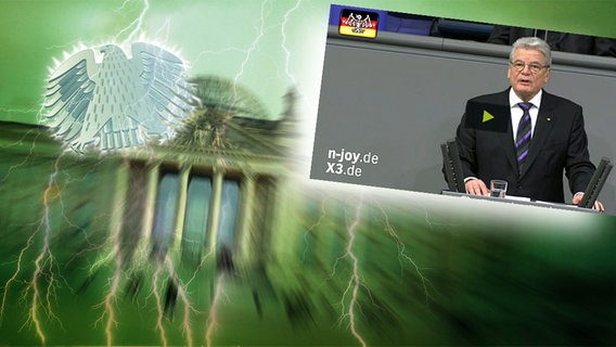 Das Themenbild zur Comedyrubrik "Neulich im Bundestag" zeigt eine Collage aus dem Brandenburgertor, dem Bundesadler sowie Joachim Gauck bei einer Rede im Bundestag. © NDR /  picture alliance / dpa / Foto: Screenshot