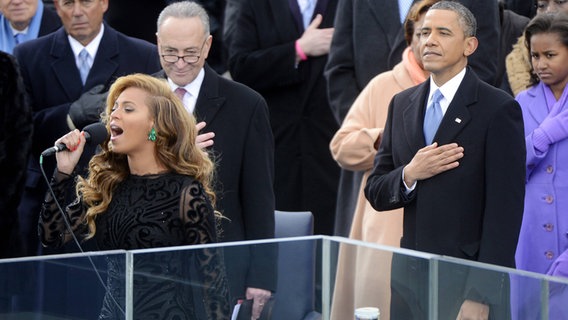 Beyoncé singt am 21.01.2013 die amerikanische Nationalhymne nach der Vereidigung von Präsident Barack Obama. © Imago 