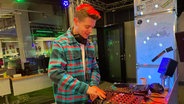 Der niederländische DJ und Produzent Falco van den Aker aka Deepend legt im N-JOY Studio auf. © NDR/N-JOY 