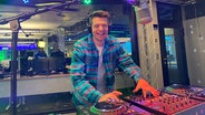Der niederländische DJ und Produzent Falco van den Aker aka Deepend legt im N-JOY Studio auf. © NDR/N-JOY 