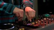 Der niederländische DJ und Produzent Falco van den Aker aka Deepend legt im N-JOY Studio auf. © NDR/N-JOY Foto: Anthrin Warnking