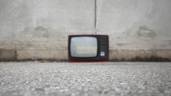 Ein alter Fernseher steht auf Asphalt. © jala / photocase.de Foto: jala / photocase.de