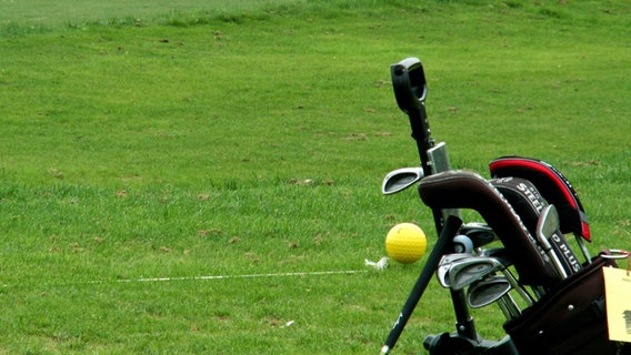 Eine Tasche mit Golfschlägern auf dem Grün © momosu / photocase.de 