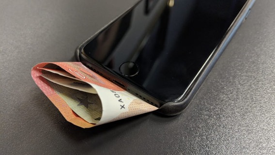 Geldscheine stecken in einer Handyhülle. © NDR/N-JOY 