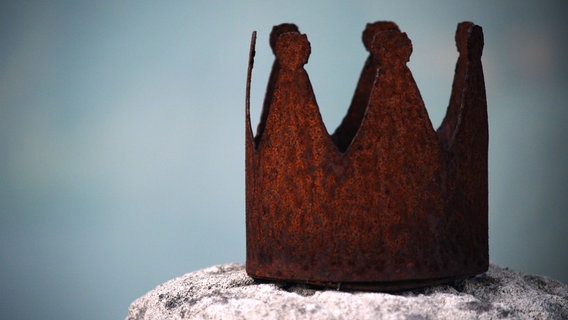 Zu sehen ist eine rostige Krone auf einem Stein. © 4view / photocase.de Foto: 4view