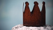 Zu sehen ist eine rostige Krone auf einem Stein. © 4view / photocase.de Foto: 4view