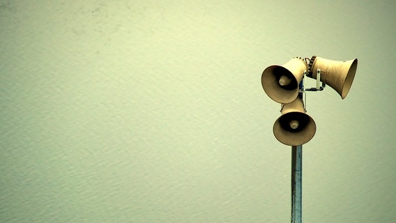 Zu sehen ist ein Mast mit Lautsprechern. © rokit_de / photocase.de Foto: rokit_de