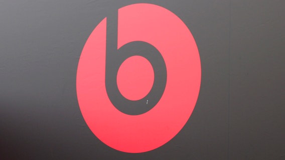 Das Bild zeigt das Logo der Marke Beats By Dr. Dre  Foto: Jens Knappe