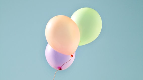 Zu sehen sind drei bunte Luftballons vor blauem Himmel. © marshi / photocase.de Foto: marshi