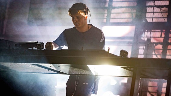 Der DJ Martin Garrix auf der Bühne. © picture alliance / Photoshot Foto: -