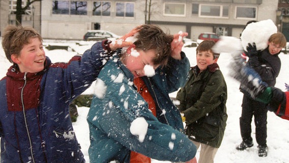 Schulkinder veranstalten 1999 eine Schneeballschlacht. © dpa - Bildarchiv Foto: Herbert Spies