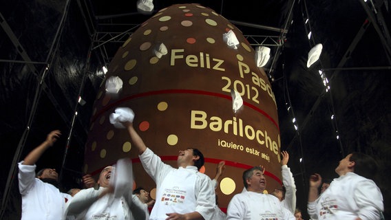 Zu sehen ist das größte handgefertigte Schokoladenei 2012 in Argentinien. © picture alliance/dpa Fotografia Foto: Juan Macri