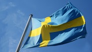 Die schwedische Nationalflagge weht an einem Mast im Wind. © picture alliance/Winfried Rothermel Foto: Winfried Rothermel