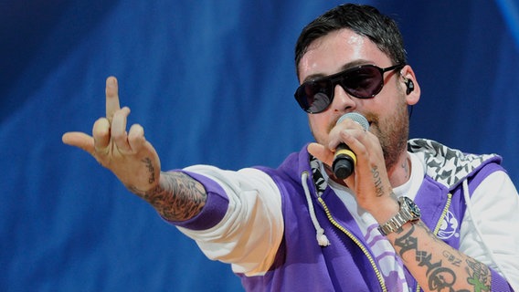 Rapper Sido zeigt seinen Mittelfinger.  
