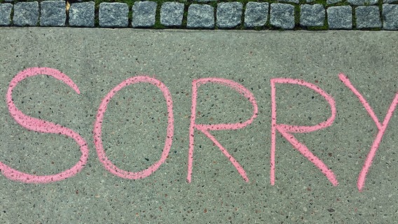 Zu sehen ist der Schriftzug "SORRY" auf Asphalt. © NDR Foto: NDR